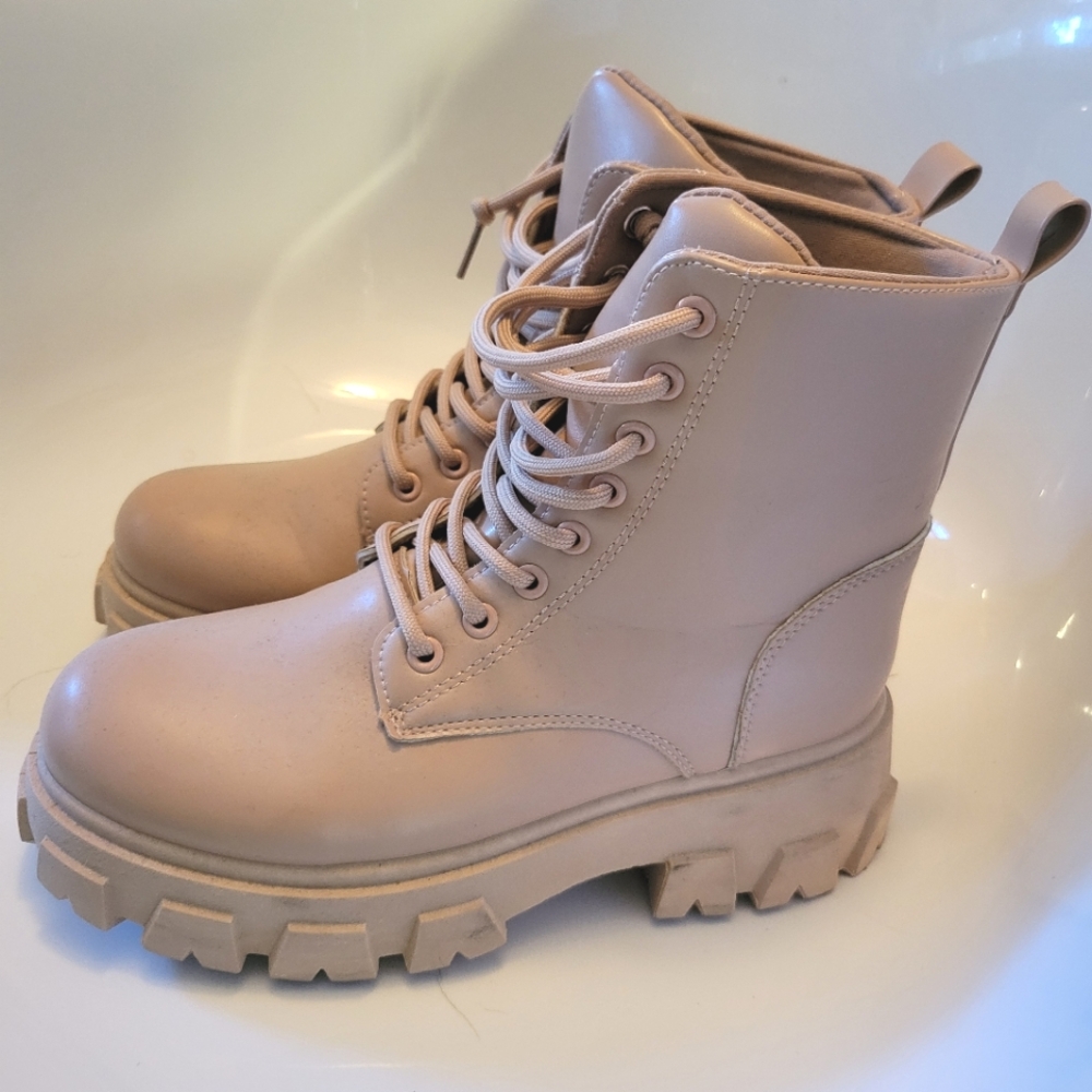 Blush/Soft Pink Women's Lace-Up Ankle Boots Sz. 8 - Picture 3 of 9